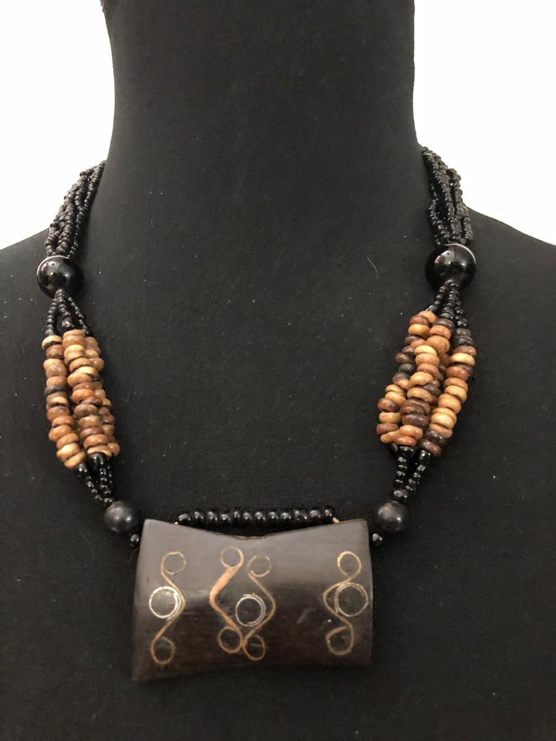 Bunch Flat Pendant Wood Necklace